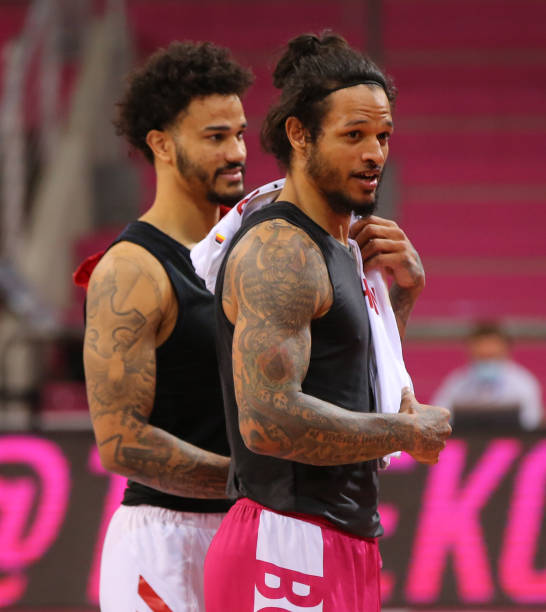 的轮番轰炸 的轮番轰炸